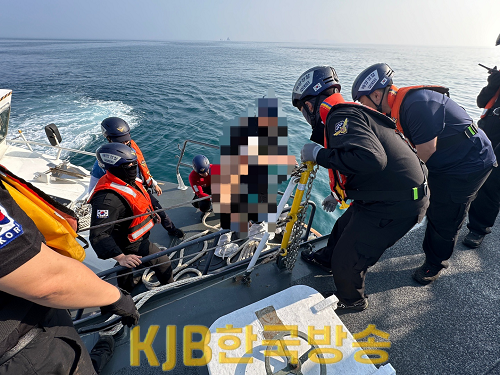 목포해경이 구조된 선원들을 이송하고 있다2.png