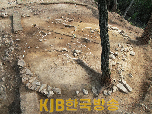 나주 반남면 자미산 정상부에서 발굴된 고대 제사유적2.png