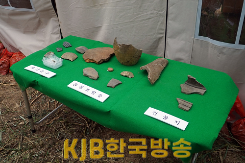 제사유적 발굴 현장에서 출토한 유물.png