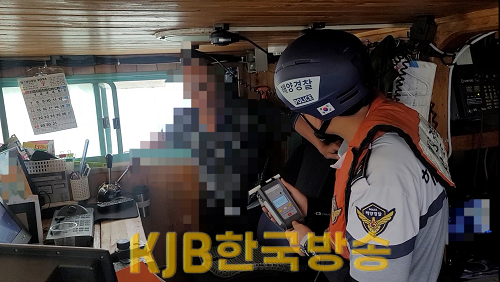 목포해경이 좌초선박 대상 음주측정을 실시하고 있다..png