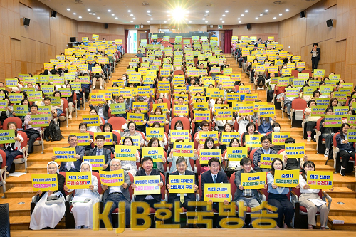 1 지난 5월 의료정책 전문가 특강에서 시민들이 순천대 의대유치 기원 퍼포먼스를 벌이고 있다.png