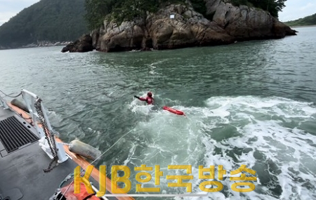 익수자에게 접근하는 해양경찰.png