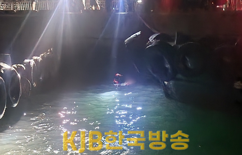 익수자를 구조하는 해양경찰.png