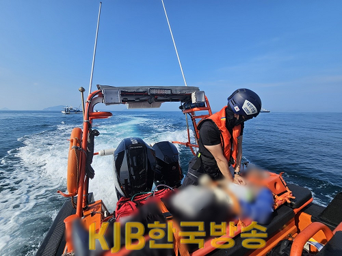 해상에서 심폐소생술을 실시하며 환자를 이송하는 해경.png